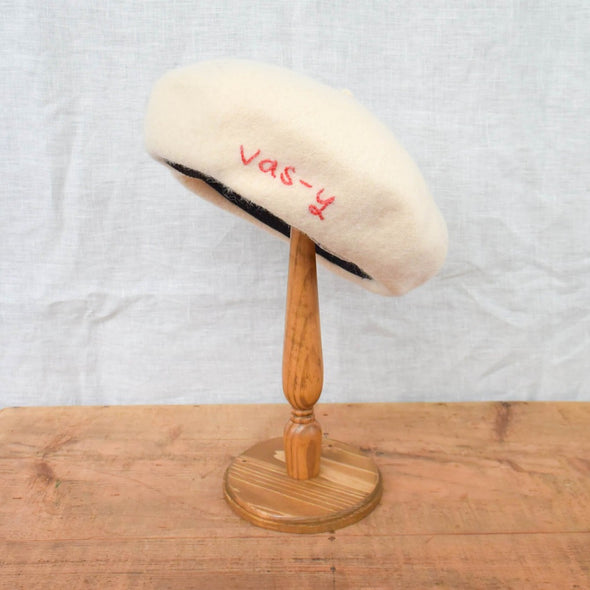"vas-y" 刺繍入りベレー帽 by KAORI Embroidery アイボリー