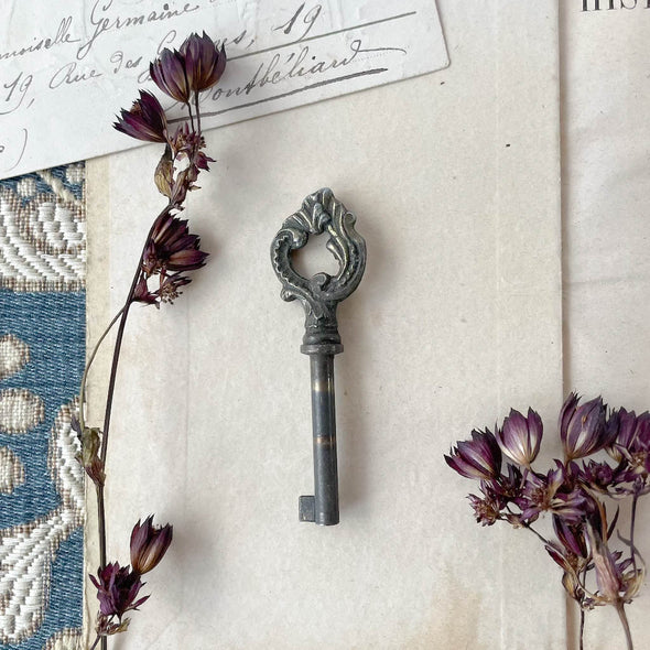 フランス アンティーク 美しい装飾の古い鍵 B