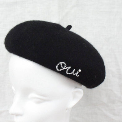 "Oui" 刺繍入りベレー帽 by KAORI Embroidery